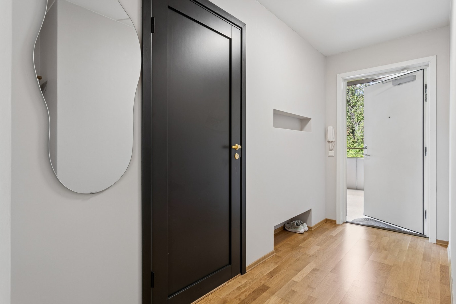 Entréen gir et lyst og innbydende førsteinntrykk av boligen. Galleribilde