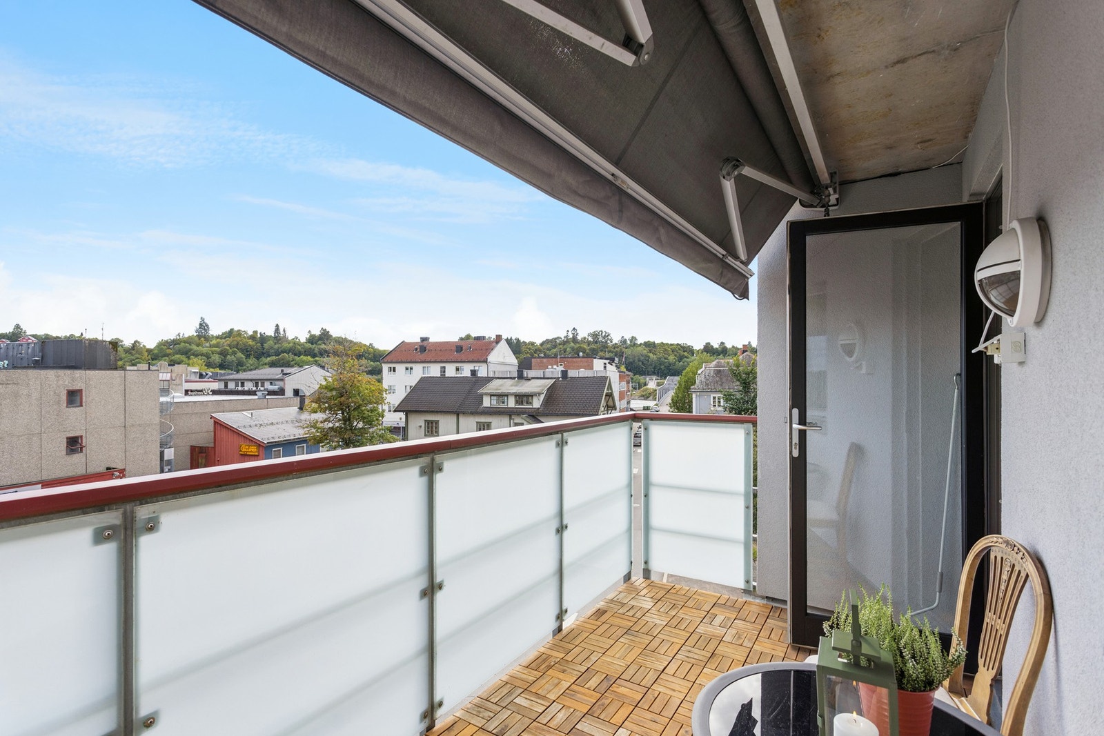 Balkongene har godt med plass til sittemøbler og grill. Galleribilde