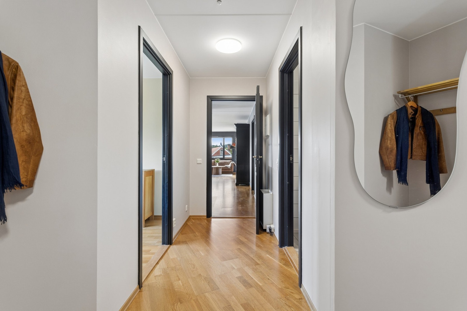 Her er det god plass til oppbevaring av yttertøy og sko, og gangen leder videre inn til leilighetens øvrige rom. Galleribilde