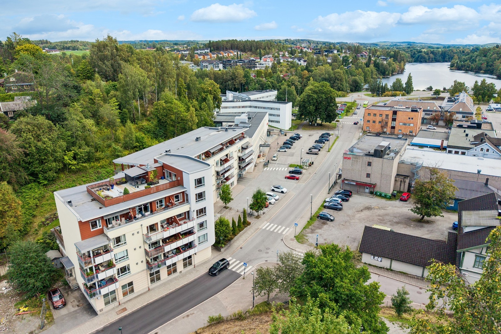 Leiligheten ligger i 4. etasje med heisadkomst og byr på en luftig planløsning med gode oppholdsarealer og rikelig med naturlig lys. Galleribilde
