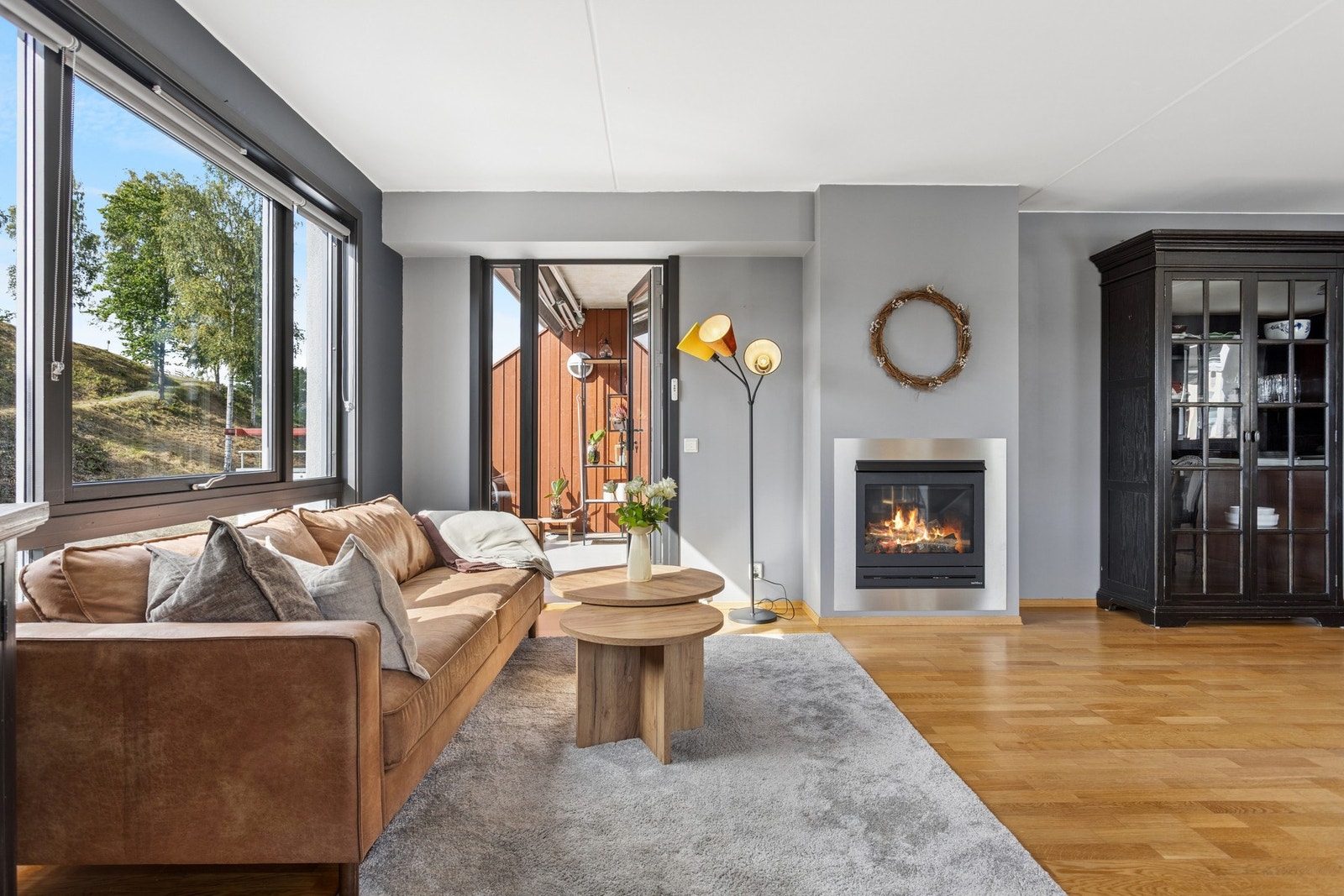 Store vindusflater som gir rikelig med naturlig lys og fin utsikt over nærområdet. Galleribilde