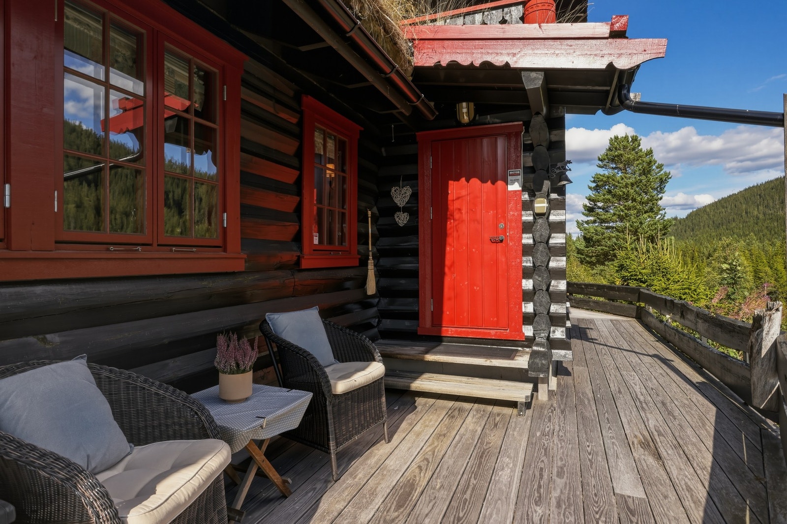 Hyggelig sitteplass foran inngangspartiet. Galleribilde