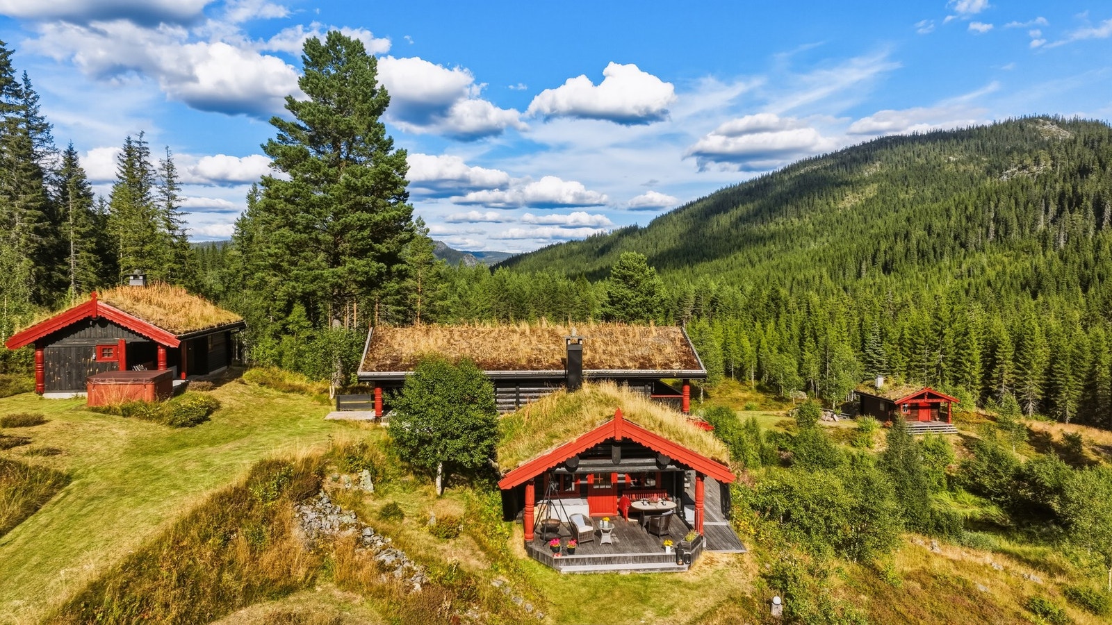 En sjelden mulighet. Pent opparbeidet tomt, og flere bygg til å trekke seg tilbake i. Galleribilde