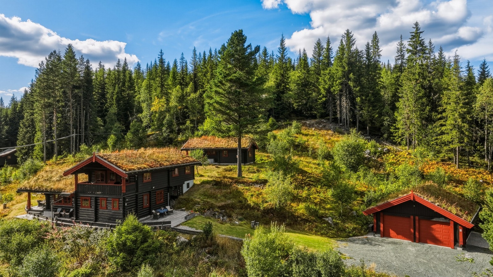 Romslig dobbeltgarasje bygget i 2014. Det er montert lader til elbil i garasjen. Galleribilde