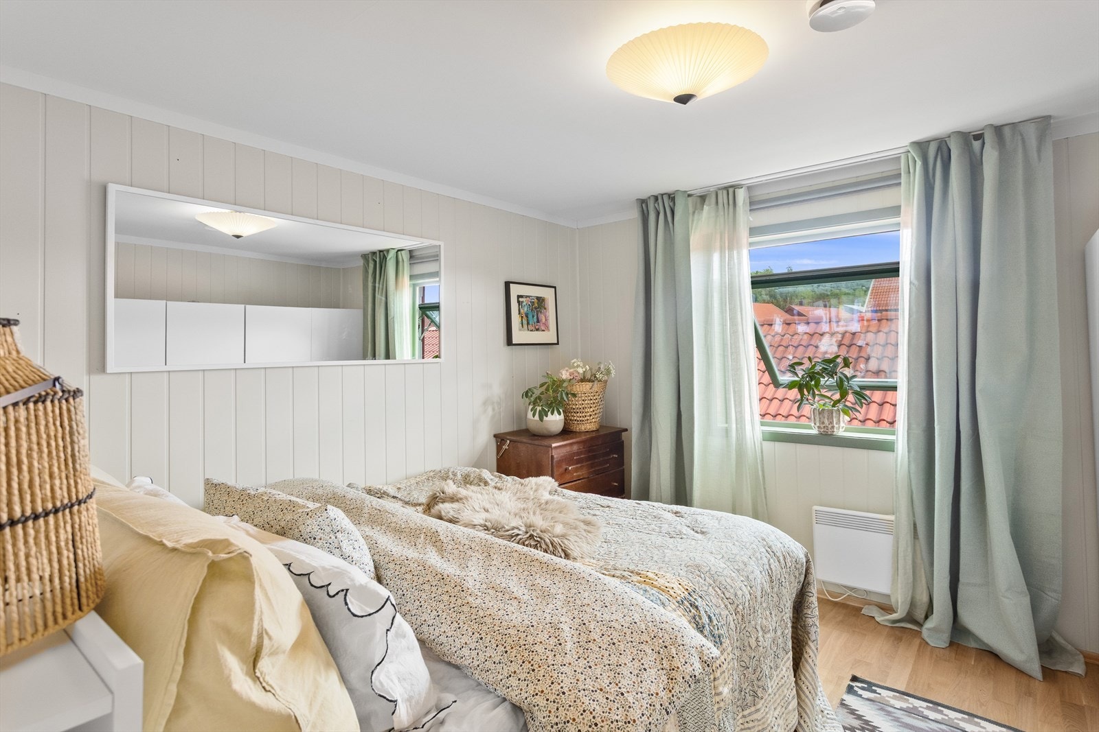 Soverom i andre etasje med plass til dobbeltseng. Galleribilde