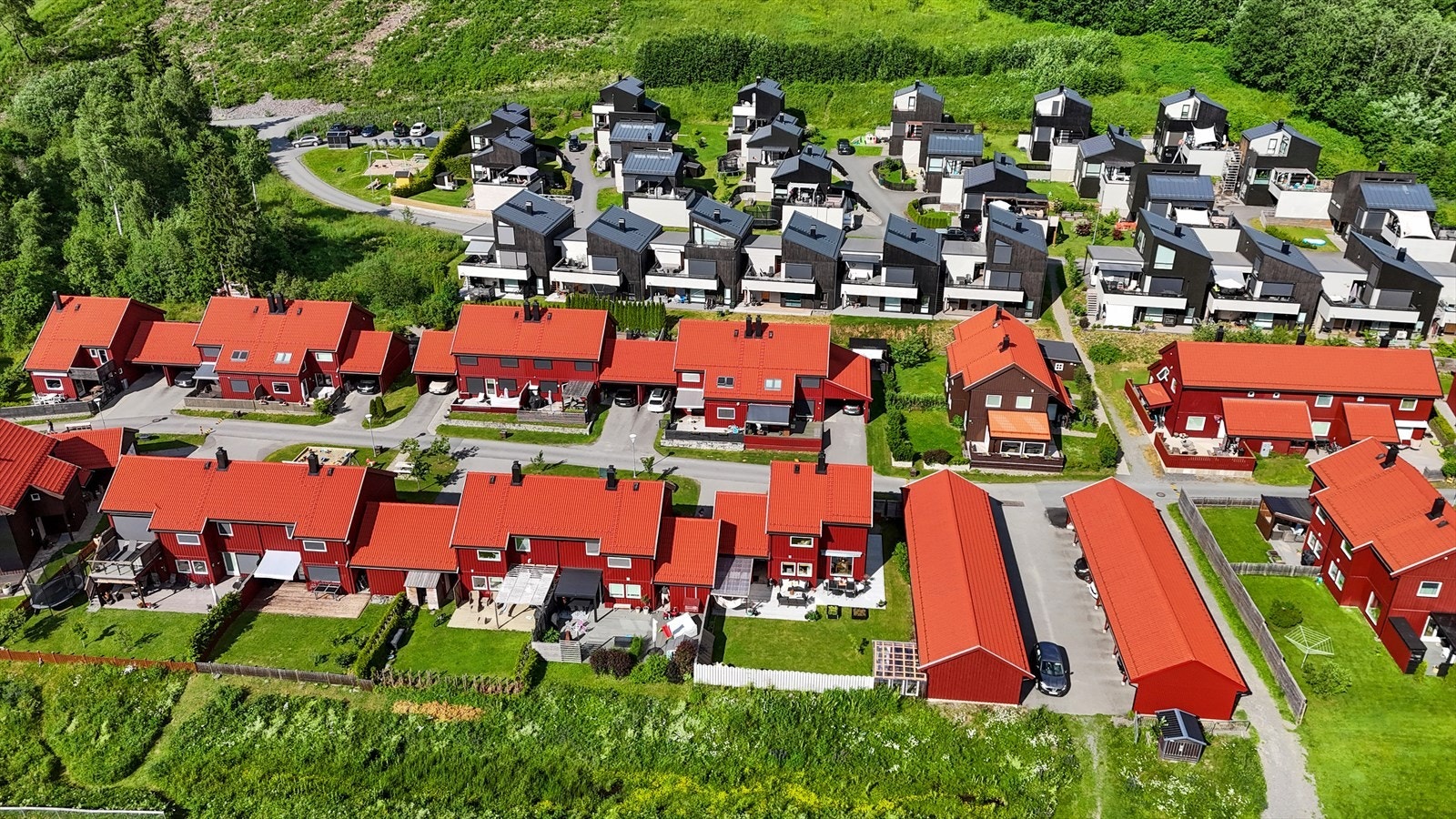 I tillegg har eiendommen en ideell andel på 1/30 i et realsameie (gnr. 42, bnr. 170) på 2 459,2 m². Galleribilde