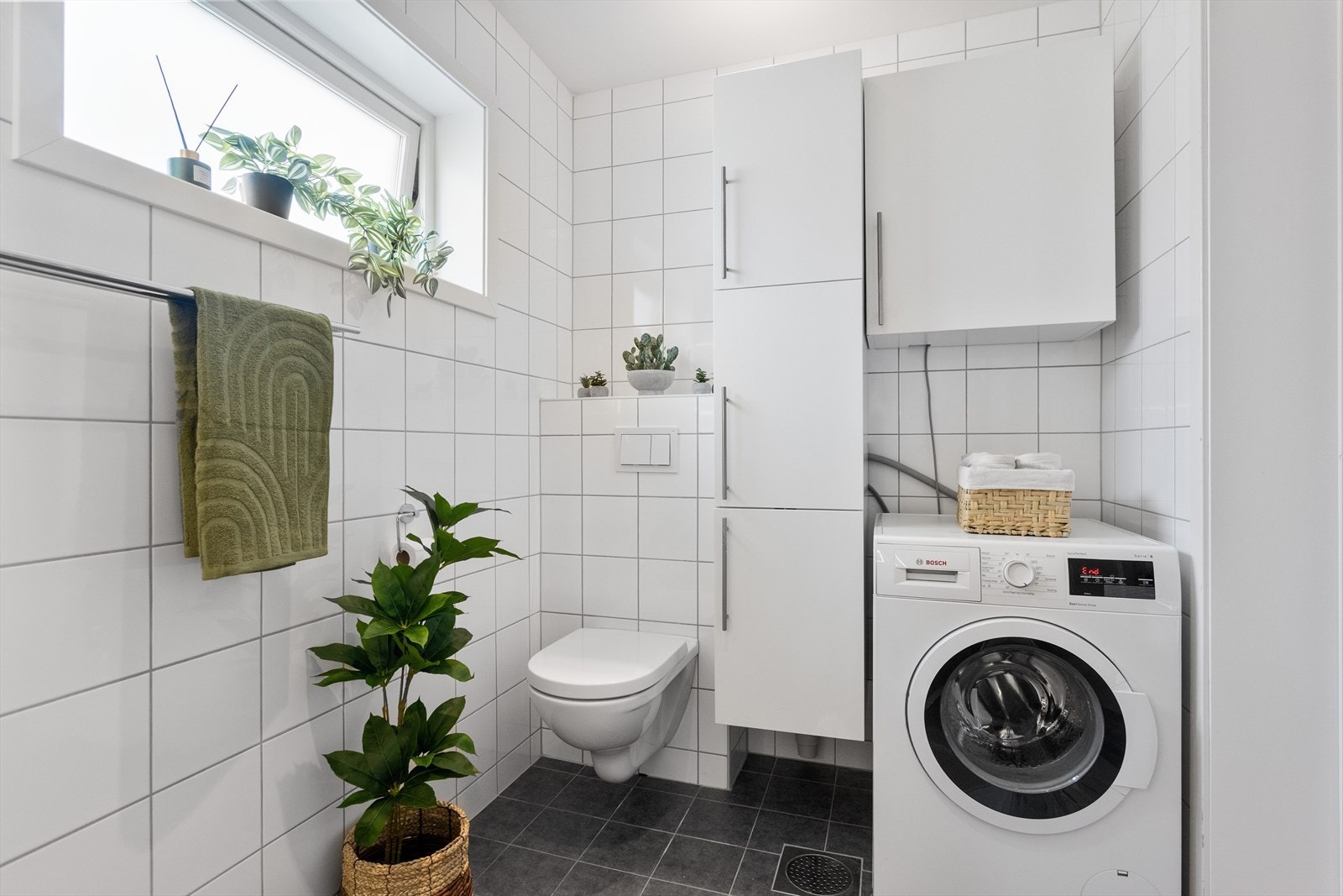 Praktisk bad og vaskerom i første etasje med opplegg for vaskemaskin. Galleribilde