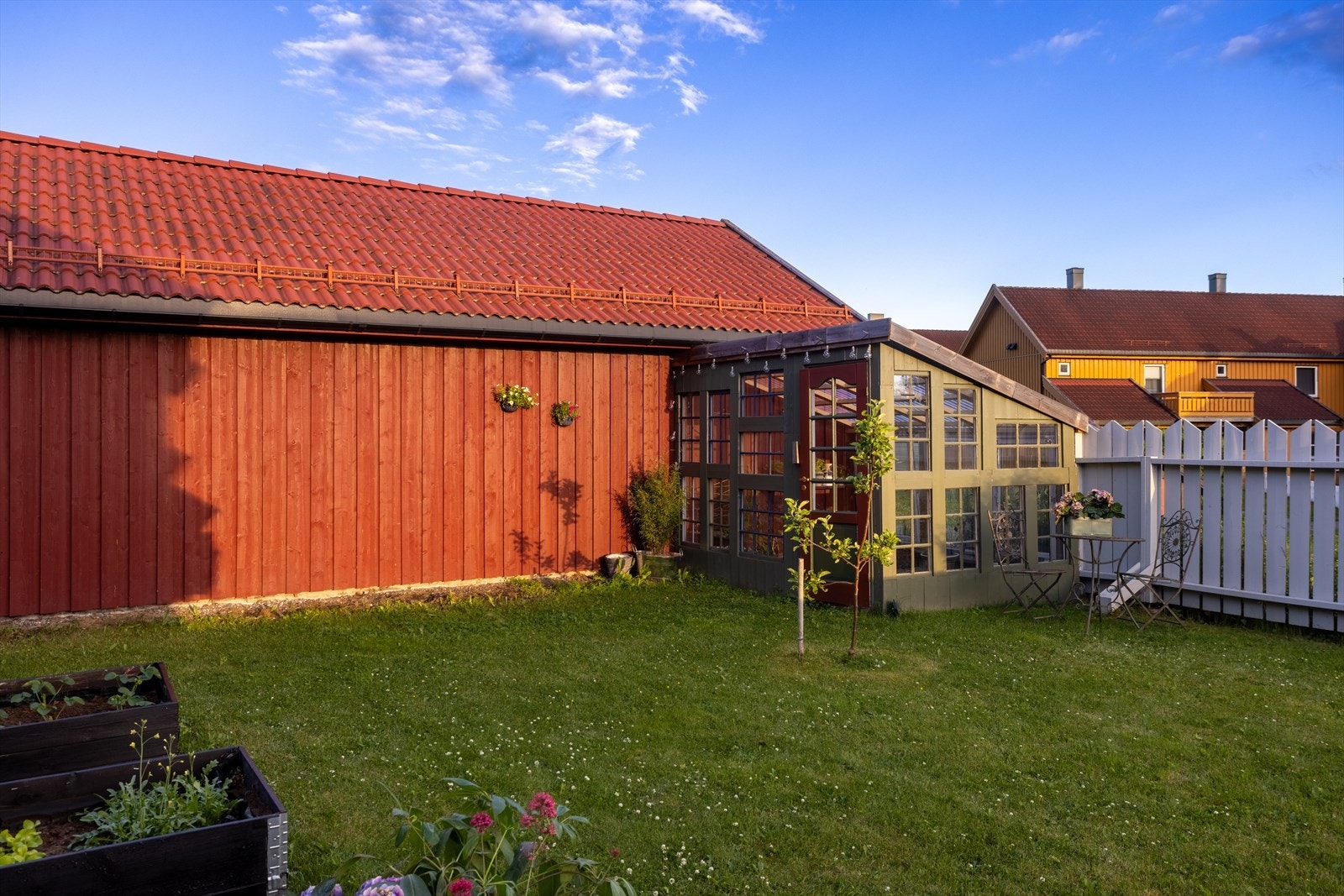 På tomten er det også satt opp et praktisk drivhus. Galleribilde