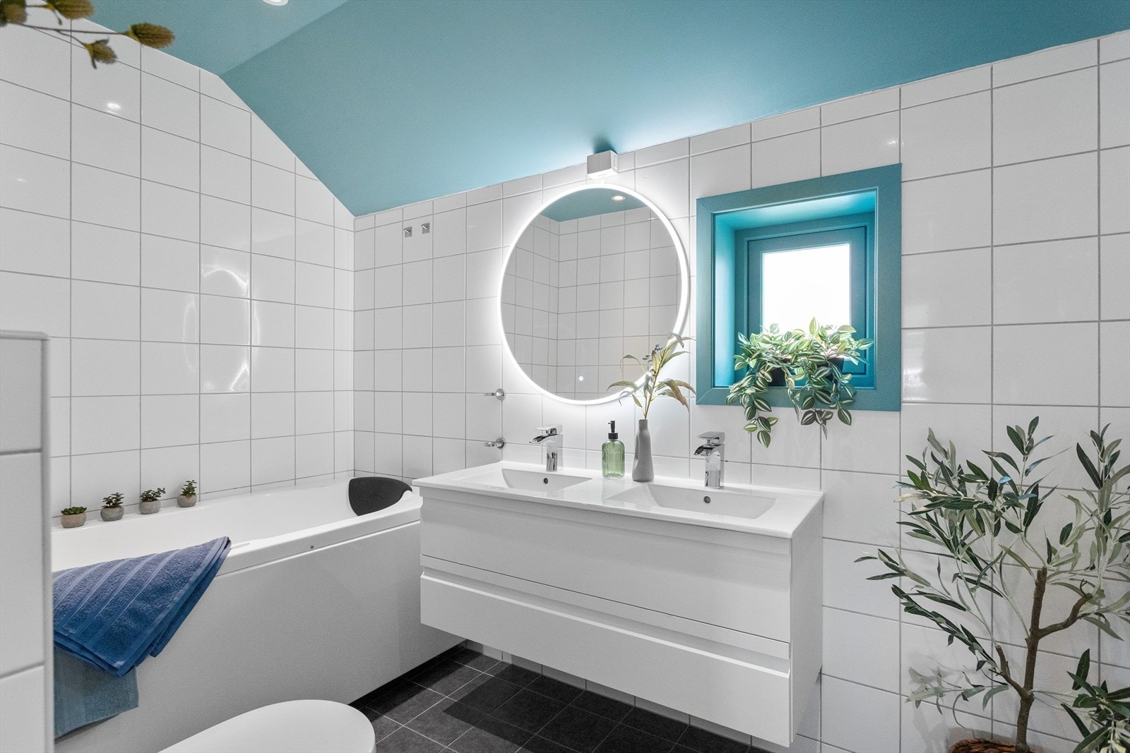 Badet i andre etasje har innredning med doble servanter og gulvvarme. Galleribilde