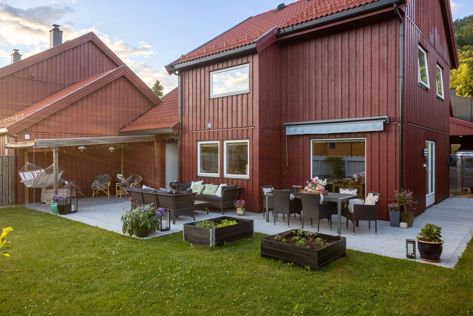 Fra stuen er det utgang til en stor platting på 52 m² og hage. Galleribilde