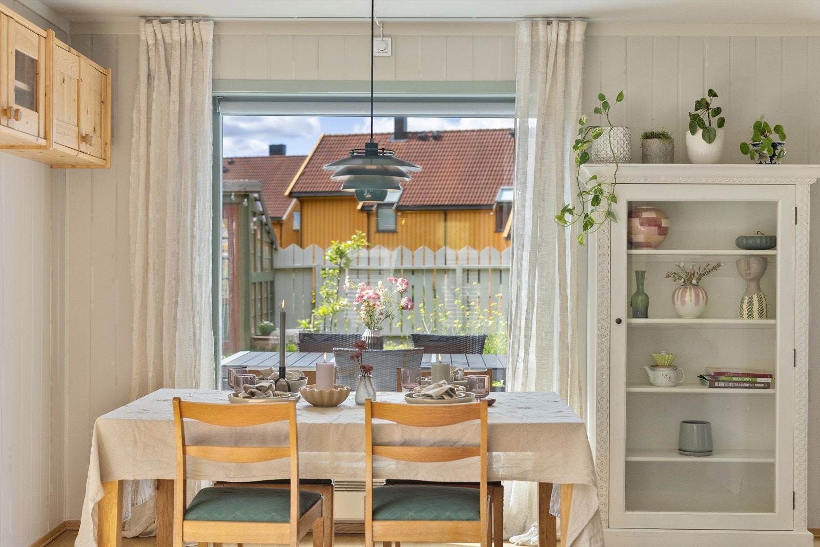 Fra spisebordet har man utsyn over uteplassen og hagen. Galleribilde