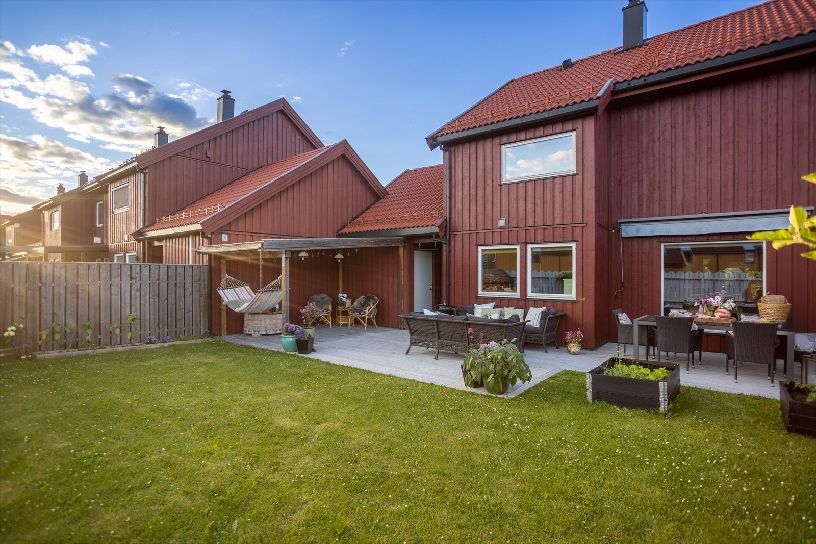 Hagen er pent opparbeidet med plen og beplantning. Galleribilde