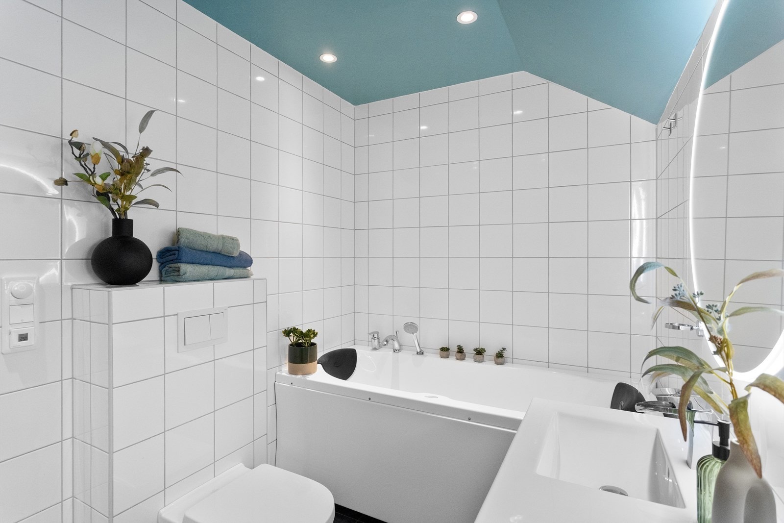 Her er det også badekar, vegghengt toalett og downlights i taket. Galleribilde