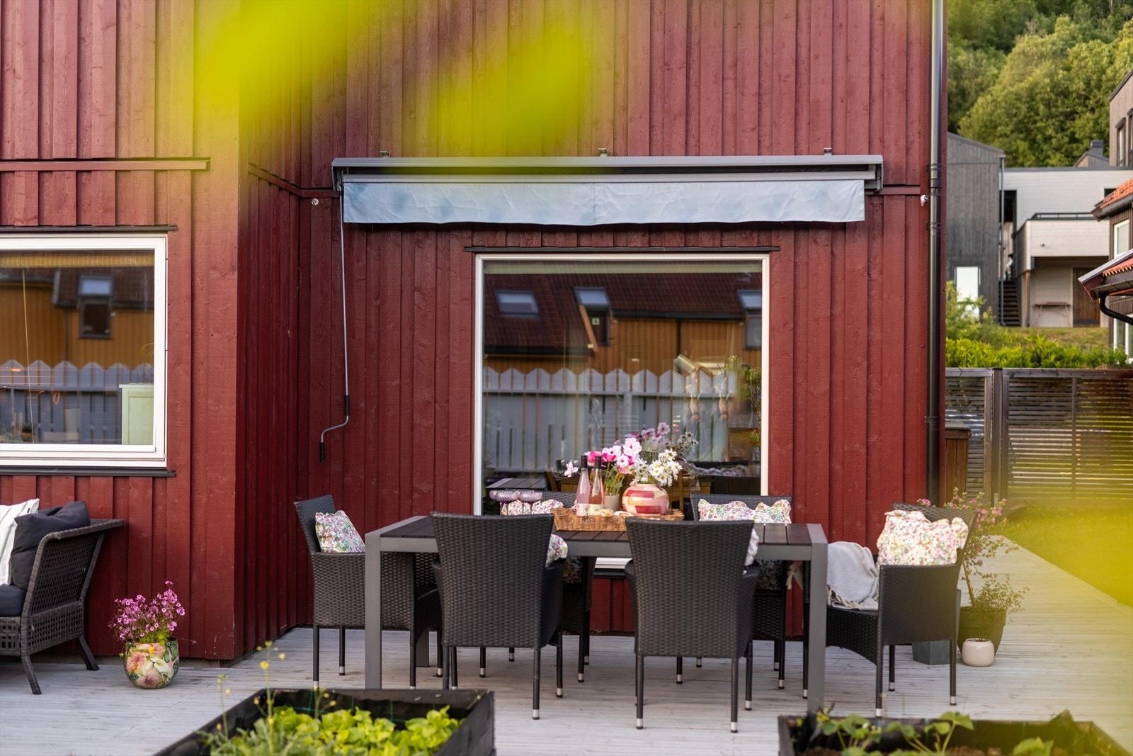 Uteplassen er en naturlig forlengelse av stuen på sommerstid. Galleribilde