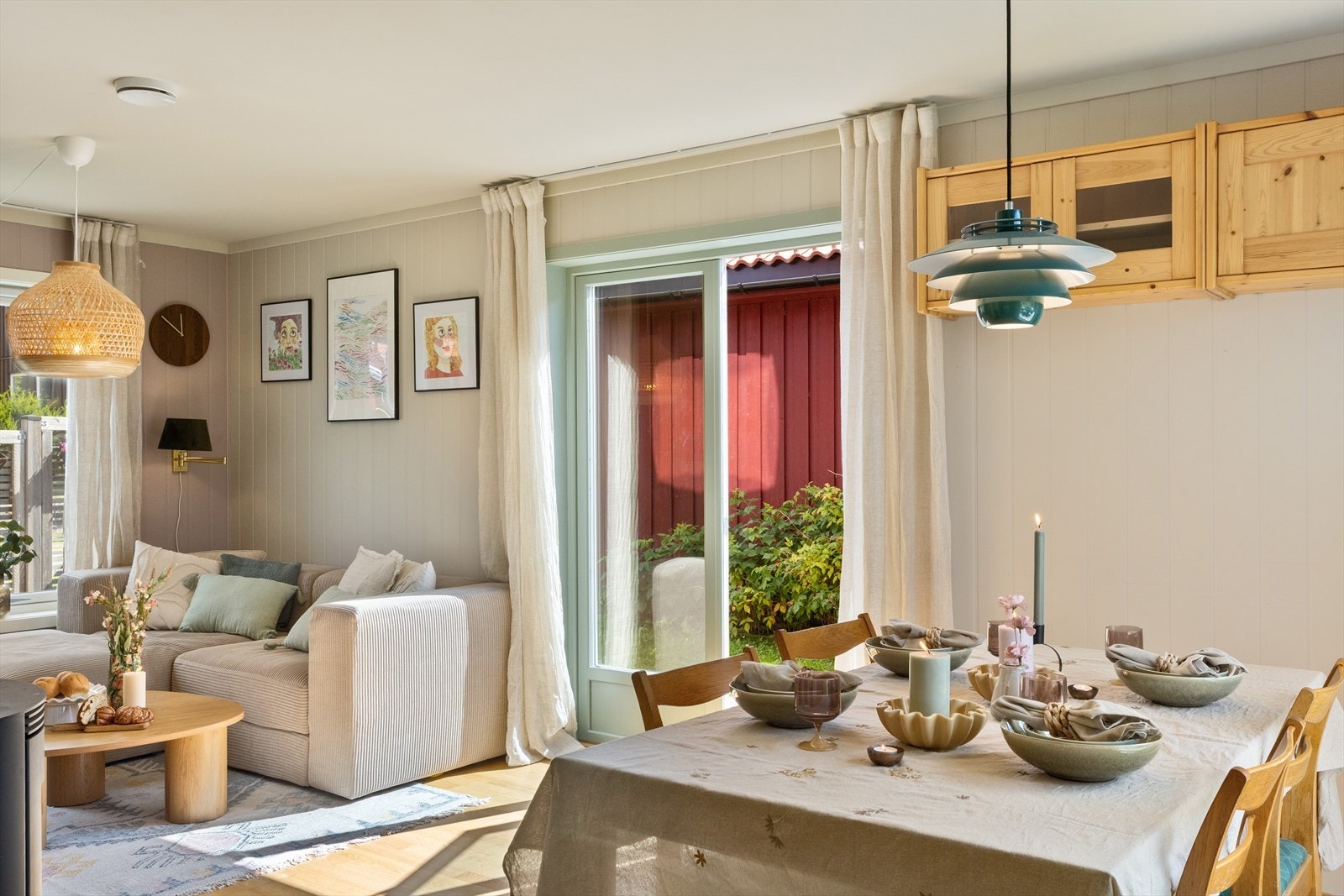 Den åpne planløsningen gjør at det er god plass til både spise- og sittegruppe. Galleribilde