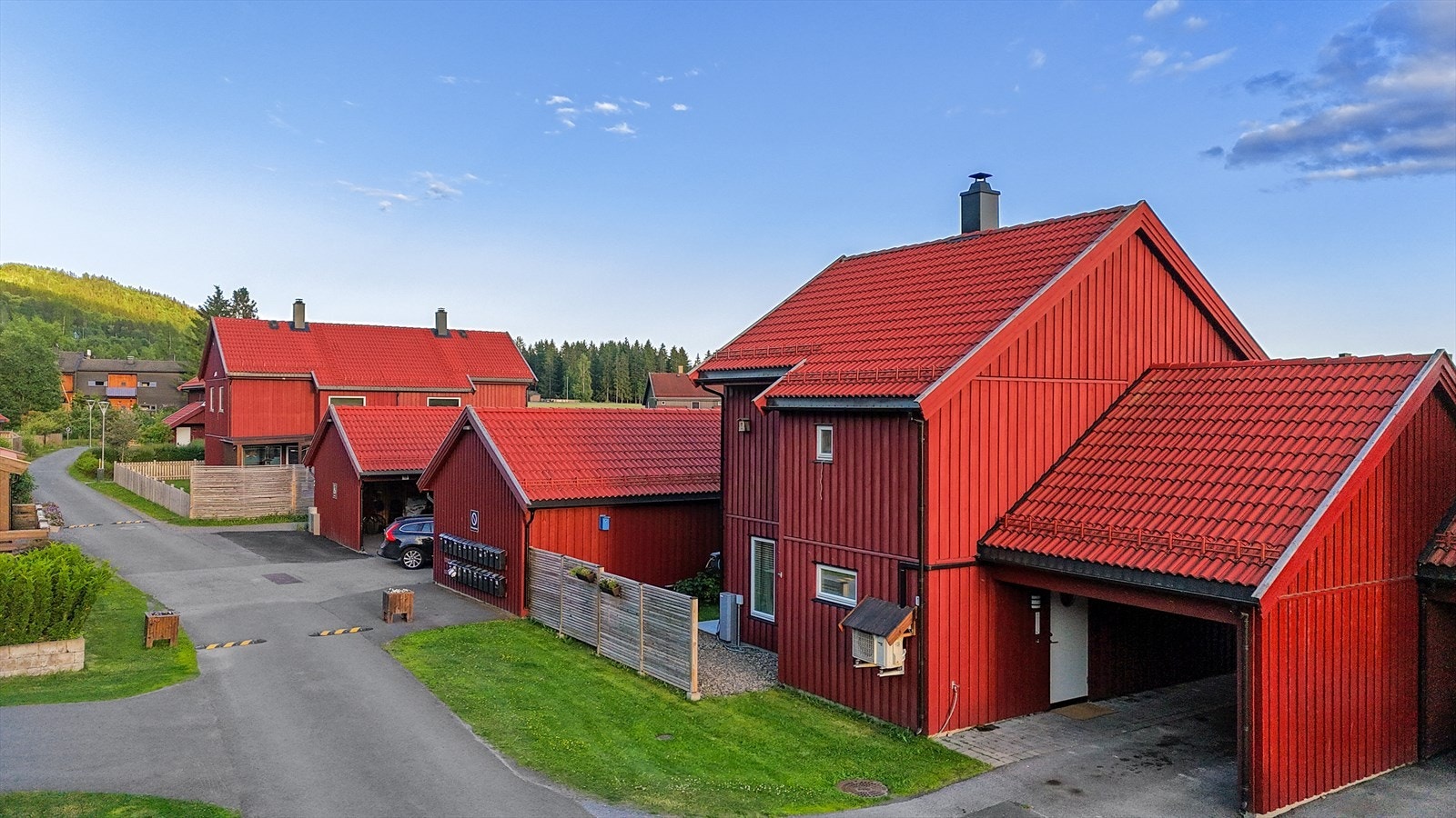 Eiendommen har egen carport og en utvendig bod på 5 m². Galleribilde