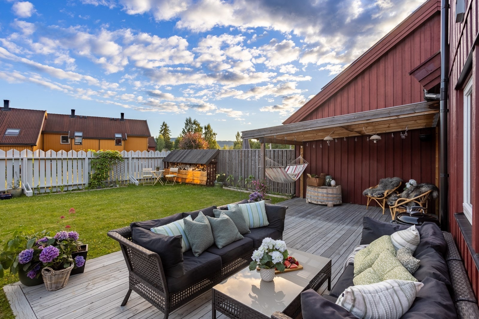 Den store plattingen har god plass til flere sittegrupper. Galleribilde