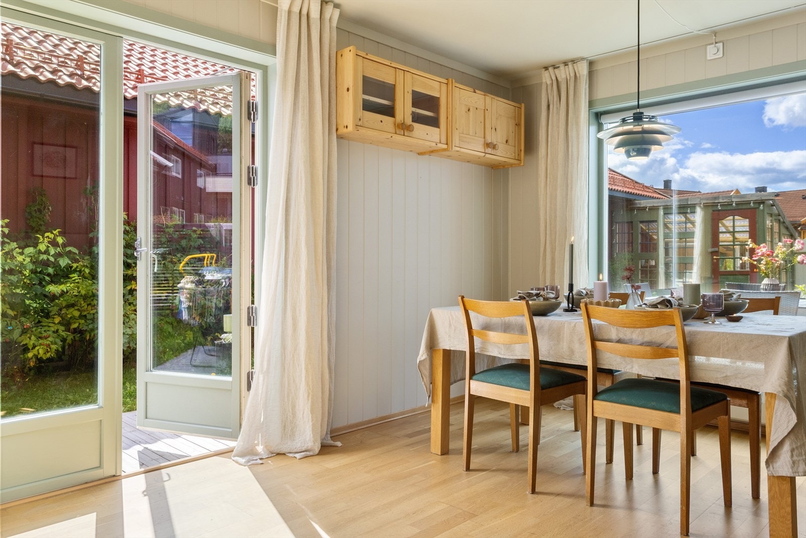 Spisestuen har plass til langbord og er et naturlig samlingspunkt. Galleribilde