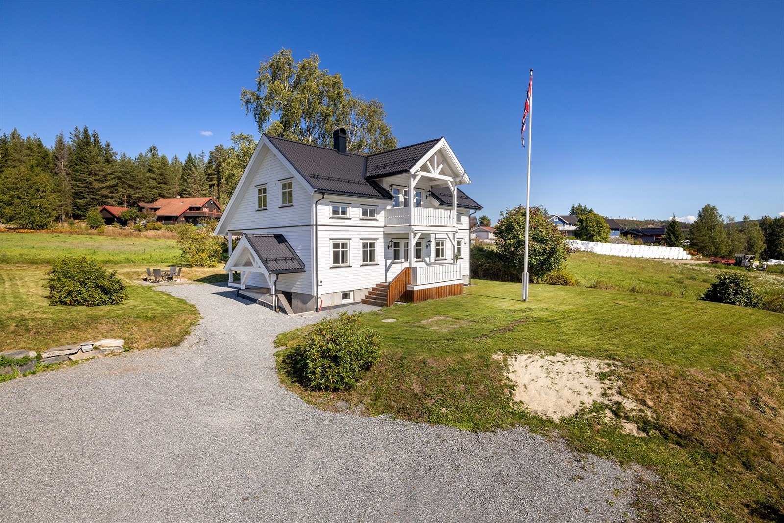 Småbruk på 15,6 dekar med et omfattende modernisert hovedhus og en separat kårbolig. Galleribilde