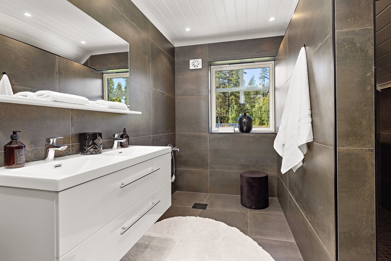 Badet har banemembran på gulv og smøremembran på vegger for solid fuktsikring. Galleribilde