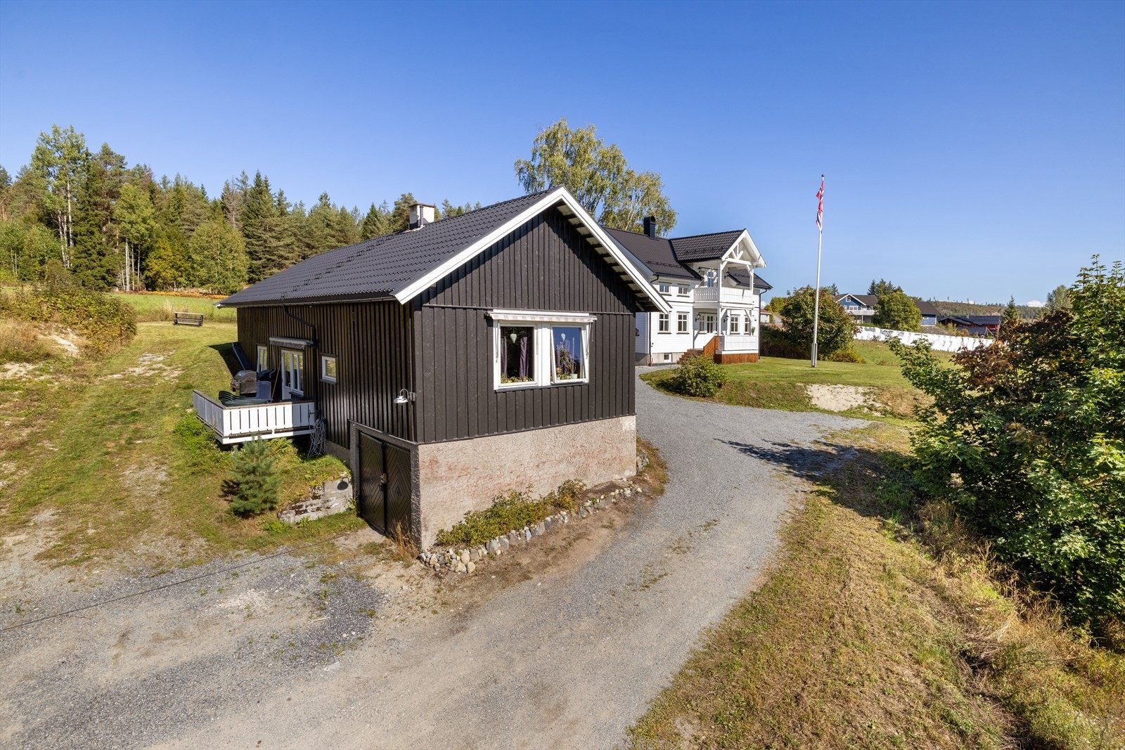 Boligen har en integrert garasje i kjelleren og en terrasse på ca. 9 m². Galleribilde