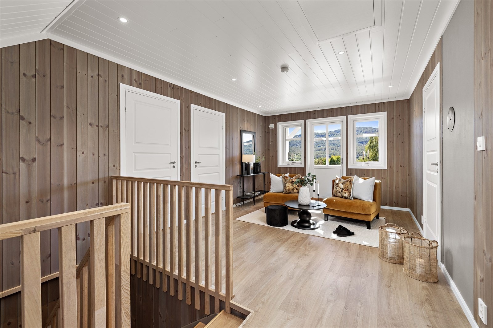 Loftstuen i andre etasje har utgang til en ny veranda. Galleribilde