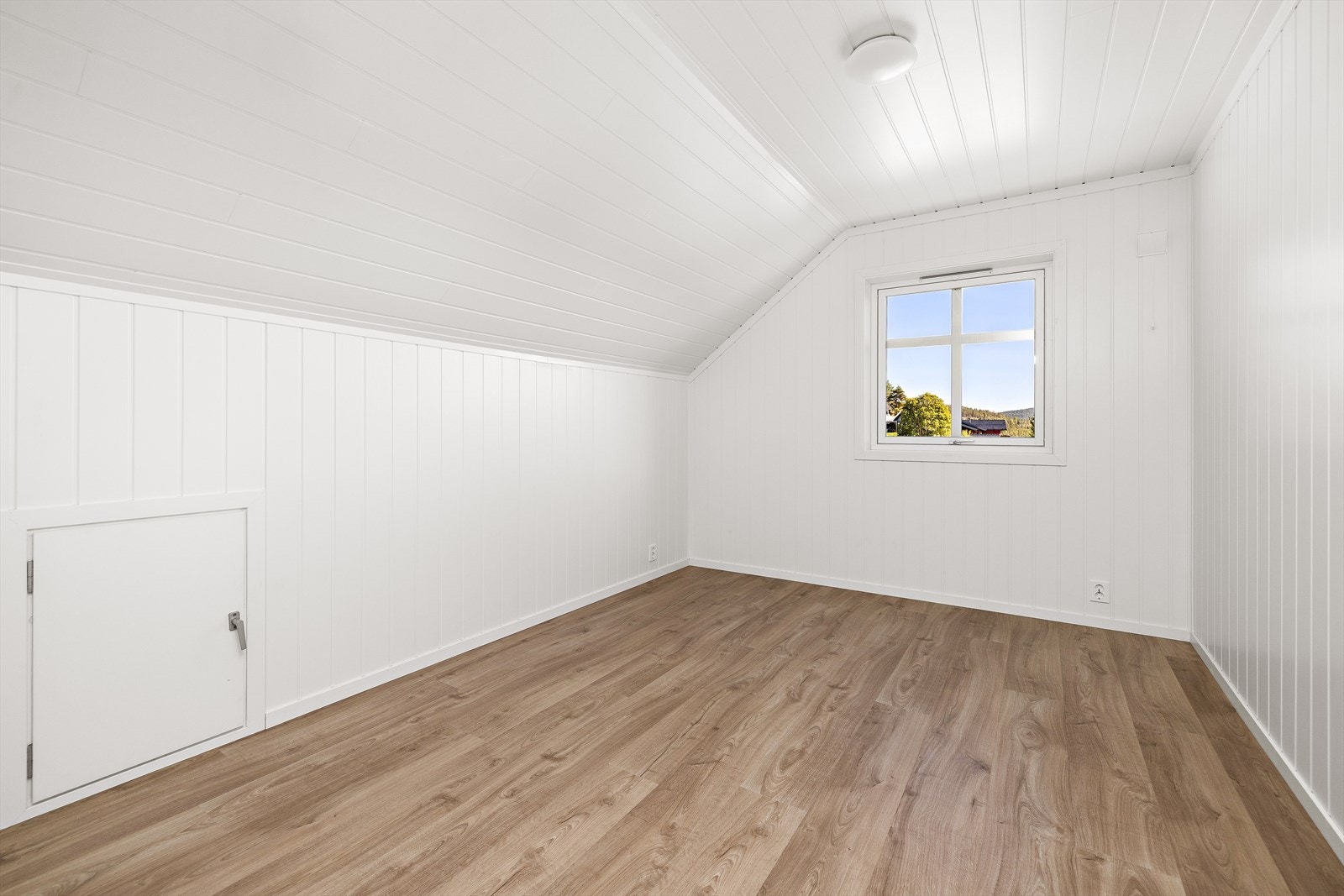 Ny takkonstruksjon i tre, isolert med 30 cm blåseisolasjon pluss 5 cm matte. Galleribilde