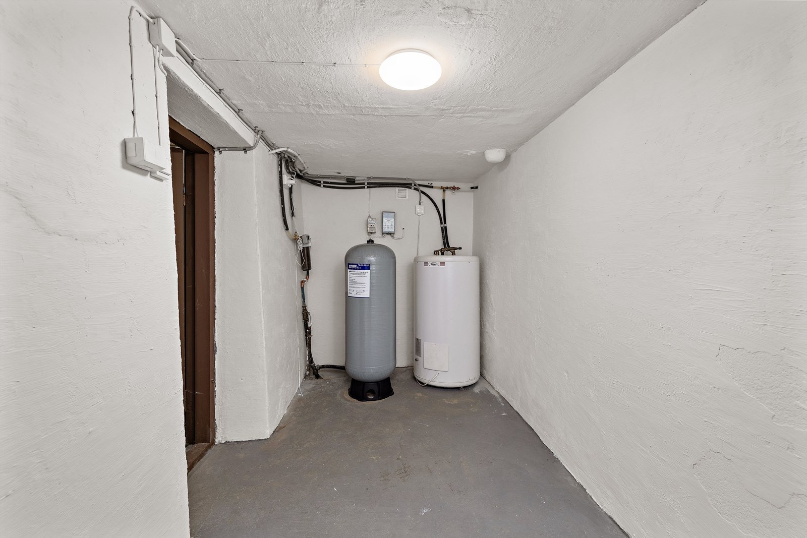 Teknisk rom med ny trykktank og felles vannforsyning fra borebrønn. Galleribilde