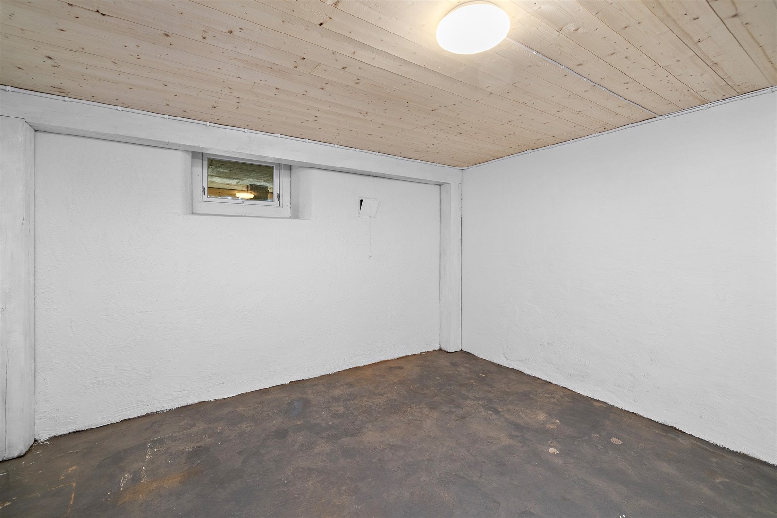 Kjelleren har betonggulv og malte murvegger, og gir rikelig med lagringsplass. Galleribilde