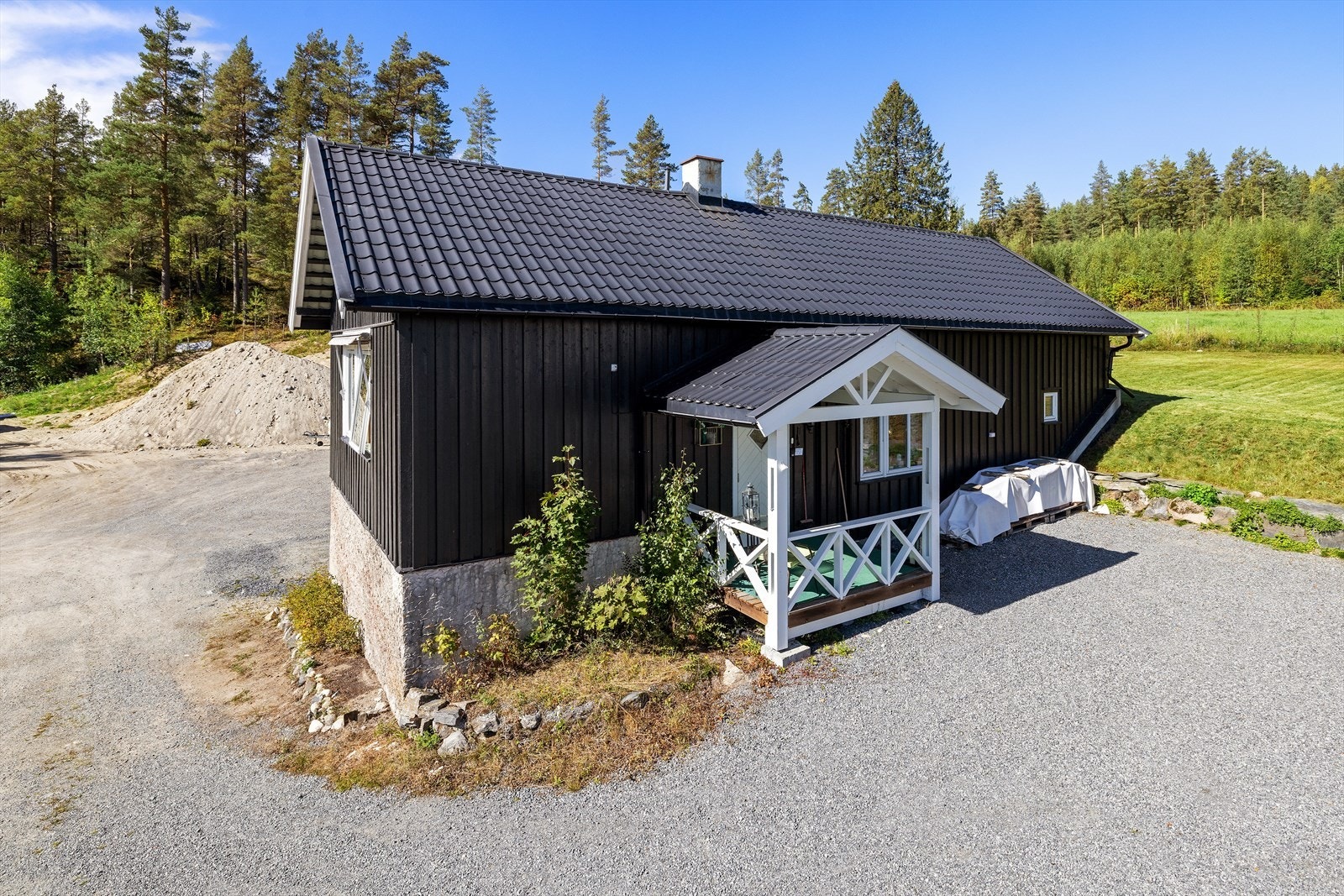 Kårboligen ble ombygget og tilbygget i 1999, med godkjente tegninger. Boligen er utleid og ny eier kan overta løpende leiekontrakt. Galleribilde