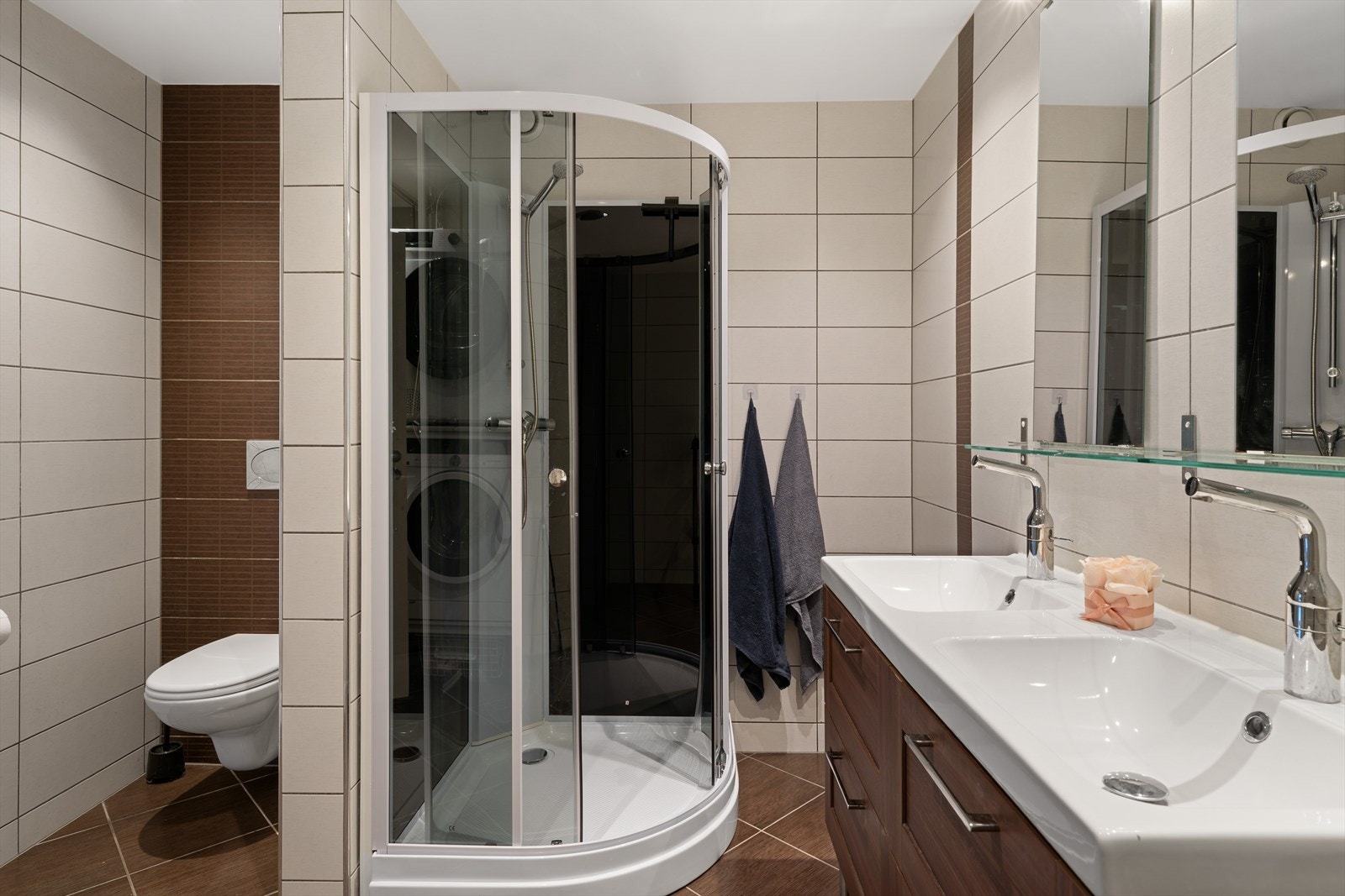 Badet er innredet med dusjkabinett, servantinnredning og speilskap. Galleribilde