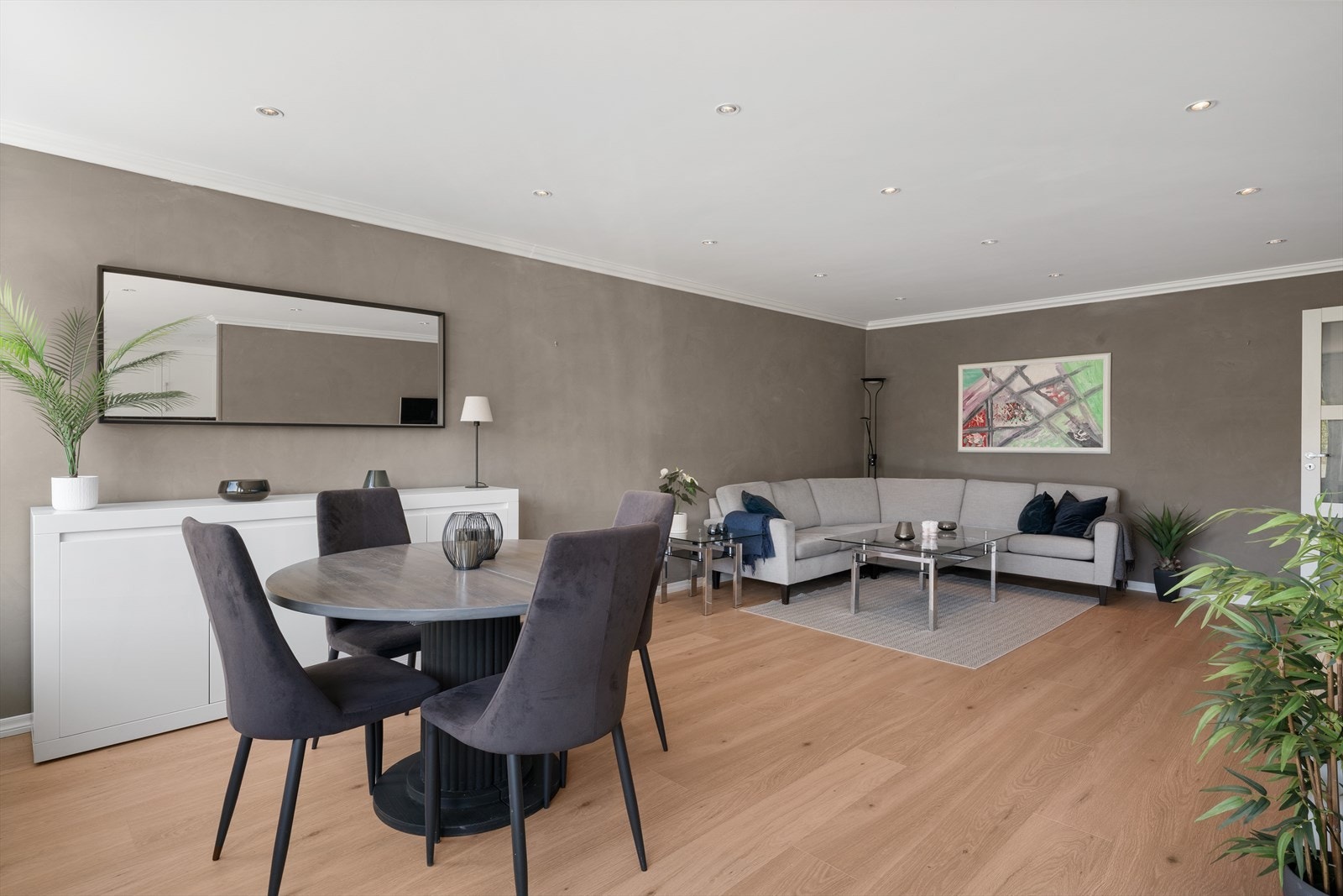Aktiv Eiendomsmegling v/ Tommy Nguyen har gleden av å presentere Klasatjønnveien 6B. Foto: Imotiv Galleribilde