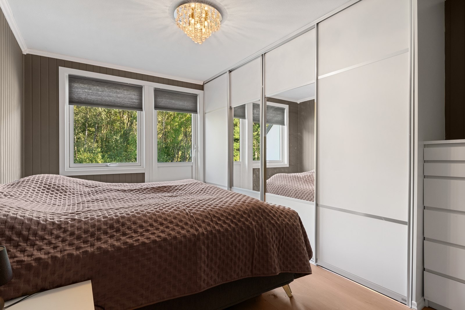 Romslig hovedsoverom med plass til dobbeltseng og garderobe. Galleribilde