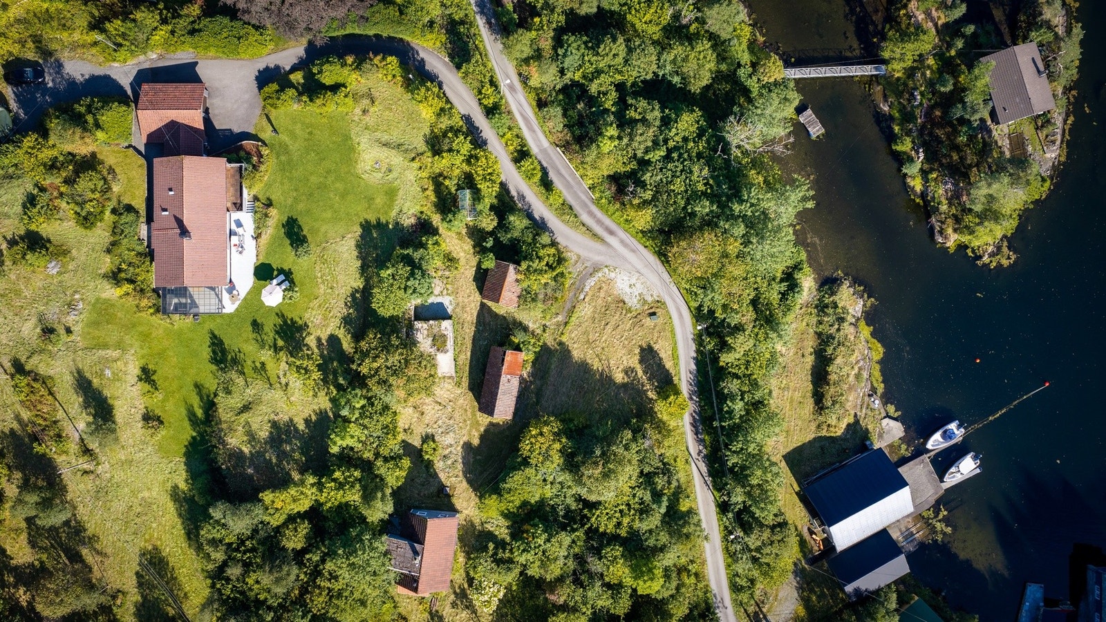 Selger har tidligere leid inn geiter til beiting på deler av eiendommen - et sjarmerende innslag som både bidrar til skjøtsel av tomten og understreker den landlige atmosfæren. Populært blant barna. Galleribilde