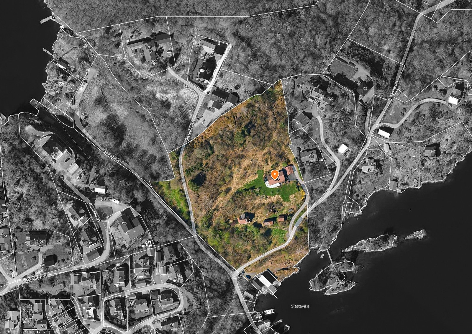 Fra høydedraget og helt ned til Slettevika - en eiendom med en sjelden variasjon av hage, natur, tun og sjø. Galleribilde