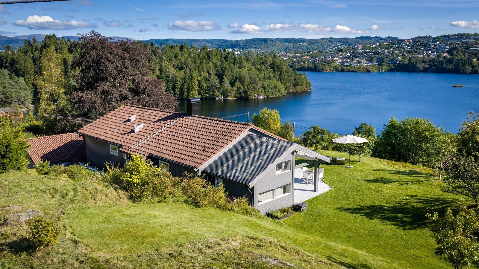 For den hageinteresserte representerer eiendommen et nærmest blankt lerret med svært god plass til å videreutvikle eksisterende grøntområder. Galleribilde