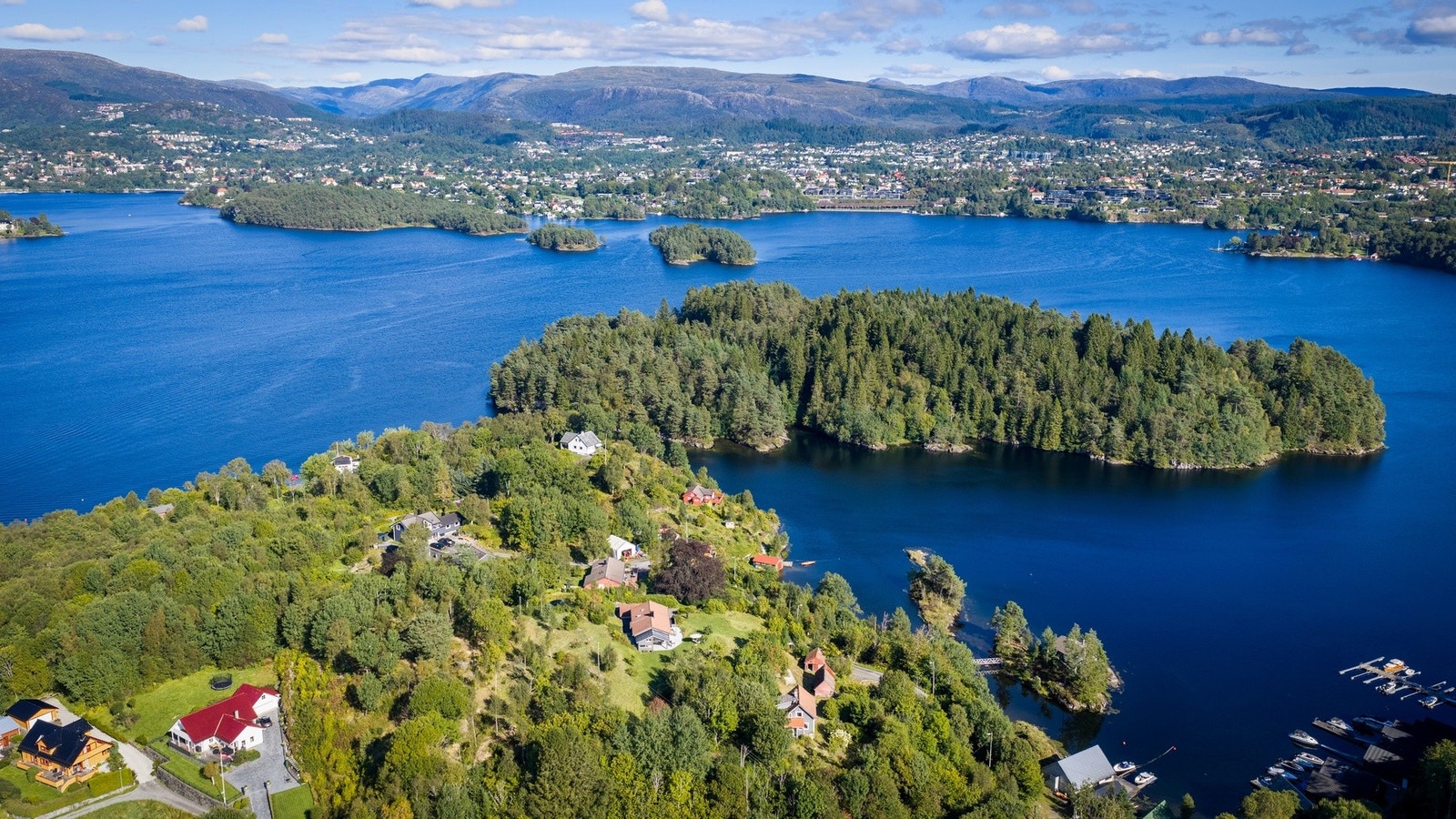 Eiendommen er tilknyttet offentlig vann via private stikkledninger. Det er opplyst at vannledningen er dimensjonert for ca. 10 boliger. Galleribilde