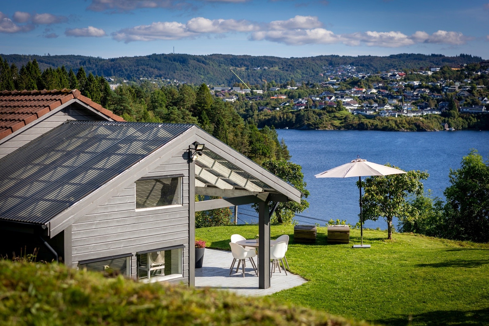 Velkommen til Søvikneset 114 - en helt unik eiendom med nærmere 18 mål tomt, stor bygningsmasse, ca. 54 meter sjølinje, nydelig utsikt, svært gode solforhold og en sjelden følelse av ro og privatliv. Galleribilde