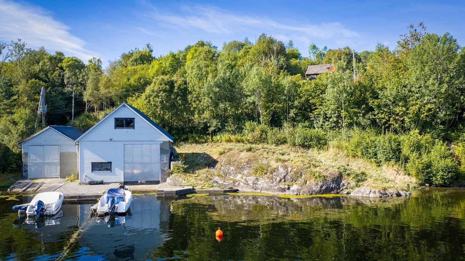 Kajakken kan sjøsettes fra egen eiendom - perfekt for en tidlig morgentur eller en rolig padletur på sommerkvelden. Det er også båtfeste i bøye. Lun havn og god dybde. (Naust medfølger ikke) Galleribilde