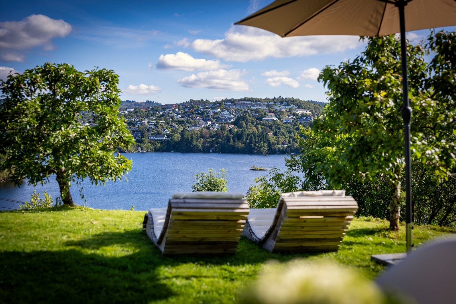 Eiendommens høye og åpne plassering gir en nydelig utsikt over Nordåsvannet, Nordås, Søråshøgda og fjellene rundt. Galleribilde