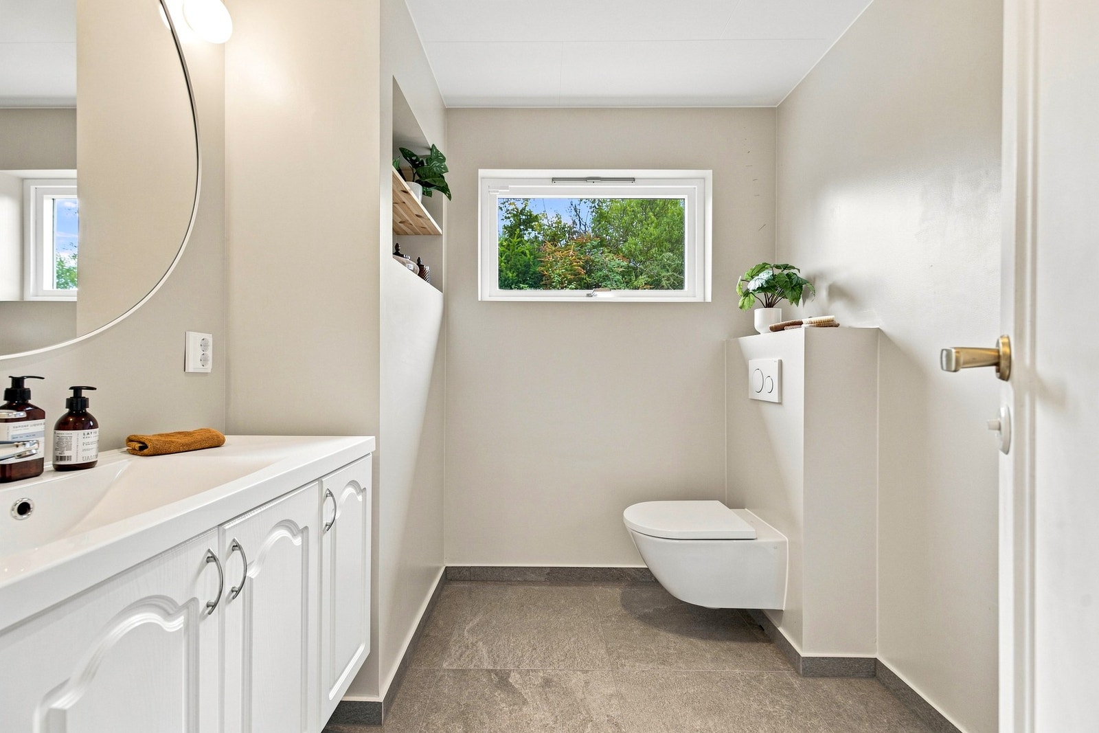 Badet på ca. 4,3 m² ble modernisert i 2023 og fremstår lyst og tiltalende. Galleribilde