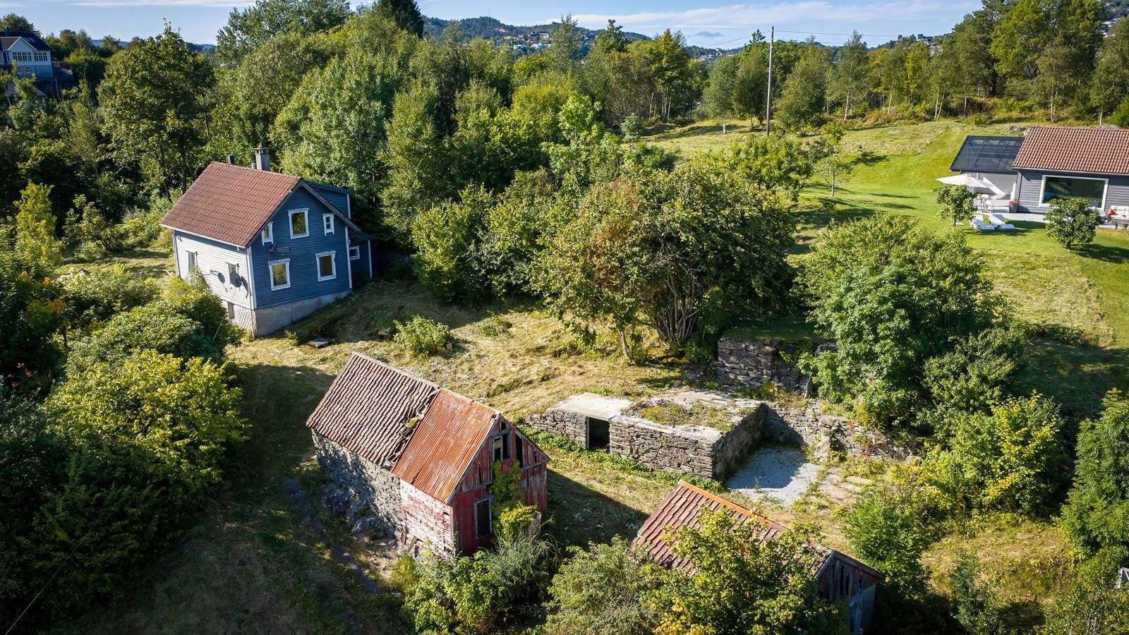 Våningshuset fra 1919 står fortsatt på tunet. Våningshuset har egen adresse Søvikneset 110. I tillegg vises de gamle driftsbygningene. Galleribilde