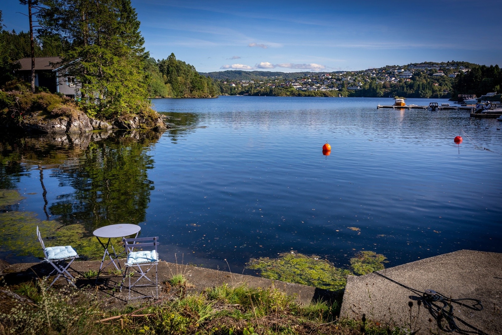 Ca. 54 meter egen sjølinje mot Slettevika/Nordåsvannet- en helt spesiell kvalitet som gjør sjøen til en naturlig del av eiendommen. Galleribilde