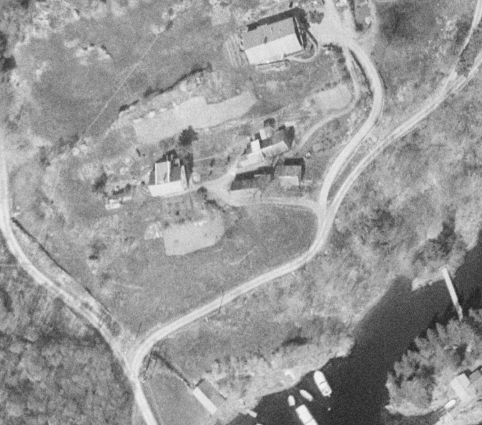 Flyfoto over eiendommen fra 1985 som viser bygningsmassen (garasjen ble oppført i1986) Galleribilde