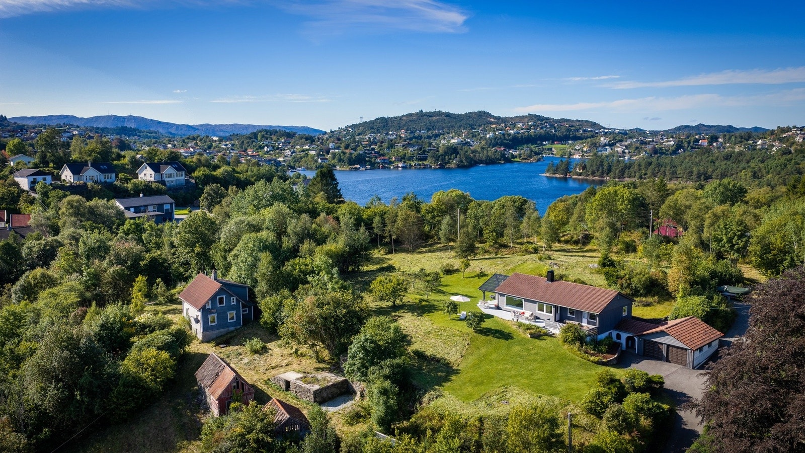 En fantastisk eiendom for familien eller to familier som som ser muligheter sammen - med enorme arealer å boltre seg på og naturen som nærmeste nabo. Galleribilde