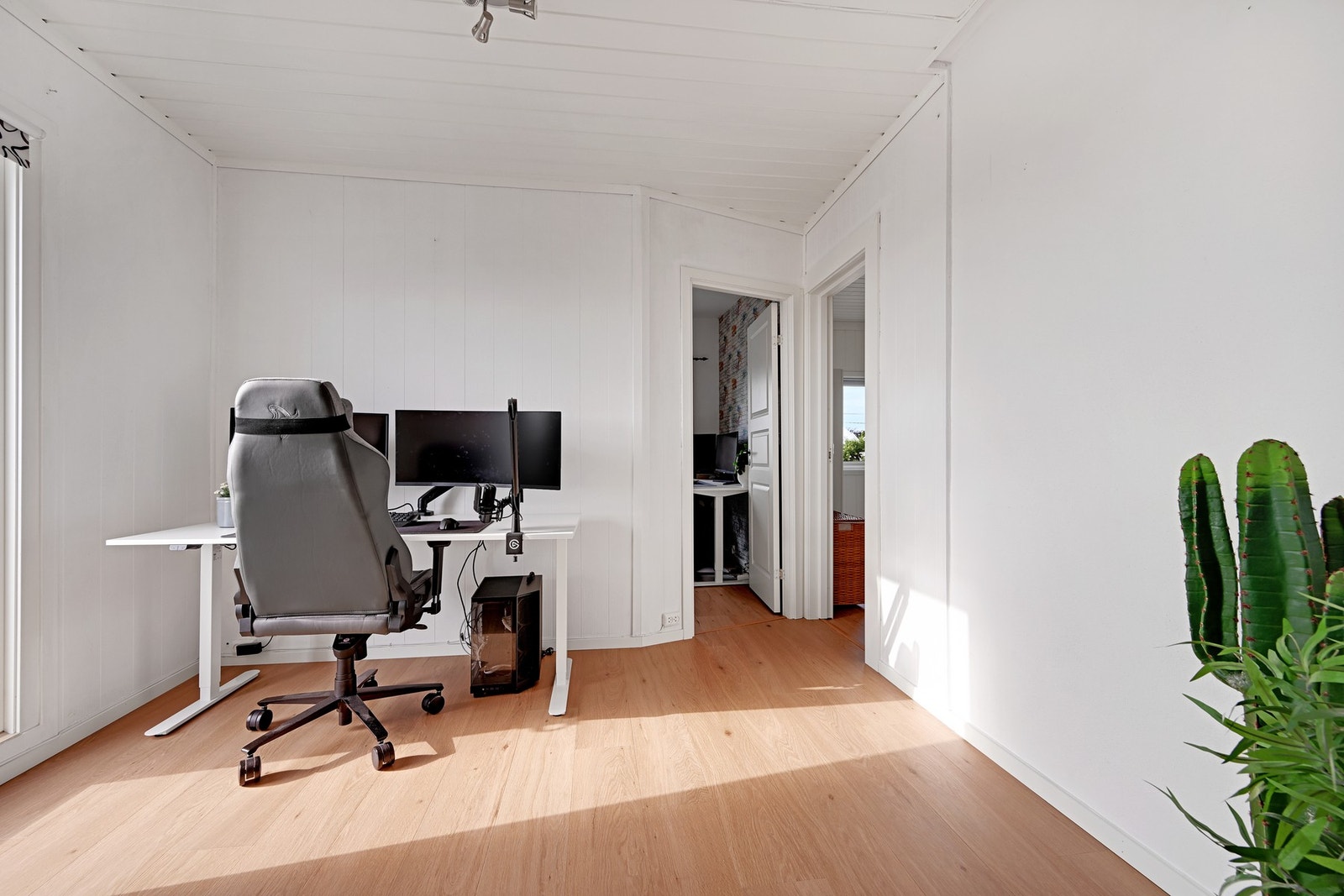 I denne etasjen finner vi en hyggelig loftstue med utgang til veranda Galleribilde