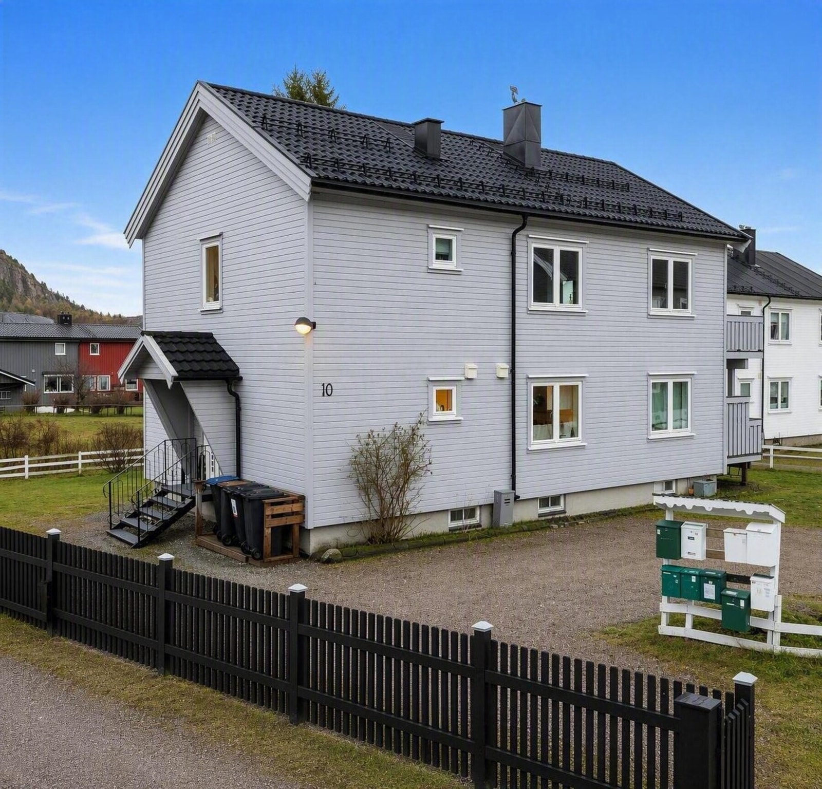 Det medfølger en parkeringsplass på gruset oppstillingsplass like utenfor boligen Galleribilde
