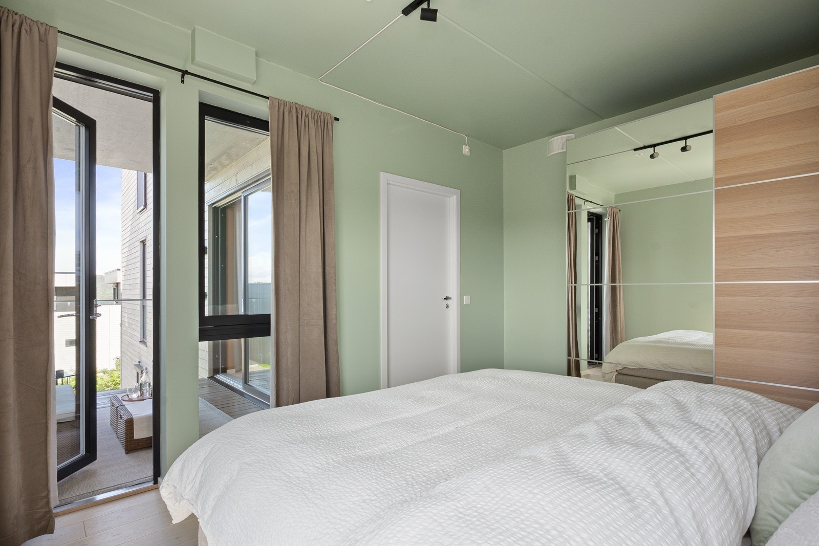 Rommet er utstyrt med en romslig skyvedørsgarderobe som gir godt med oppbevaringsplass til klær og tilbehør. Galleribilde