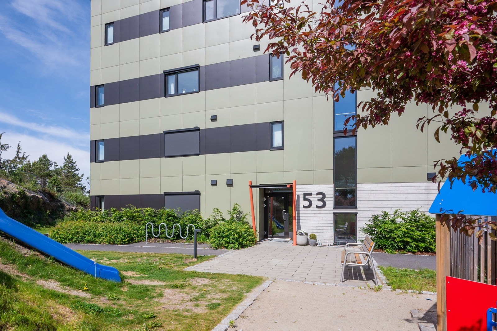 Innbydende og pent opparbeidede fellesarealer ønsker velkommen, med overbygd inngangsparti og porttelefon. Galleribilde