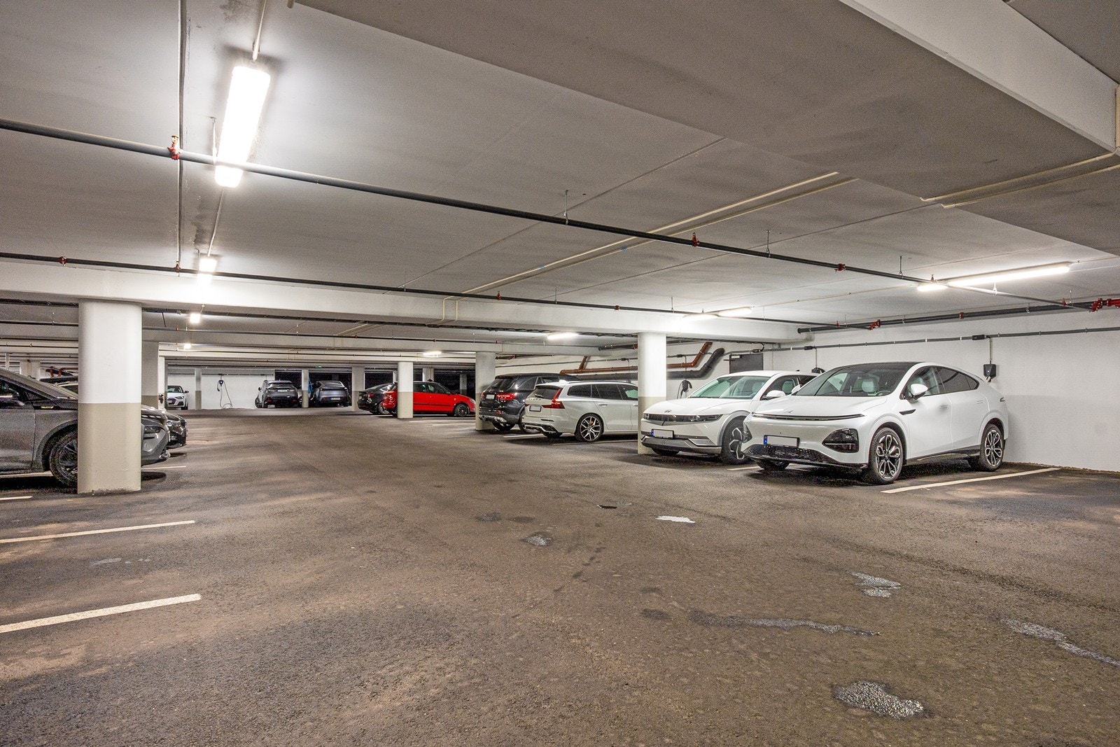 Det medfølger biloppstillingsplass i parkeringskjeller. Det er mulighet for å leie ladeboks fra Elaway. Galleribilde